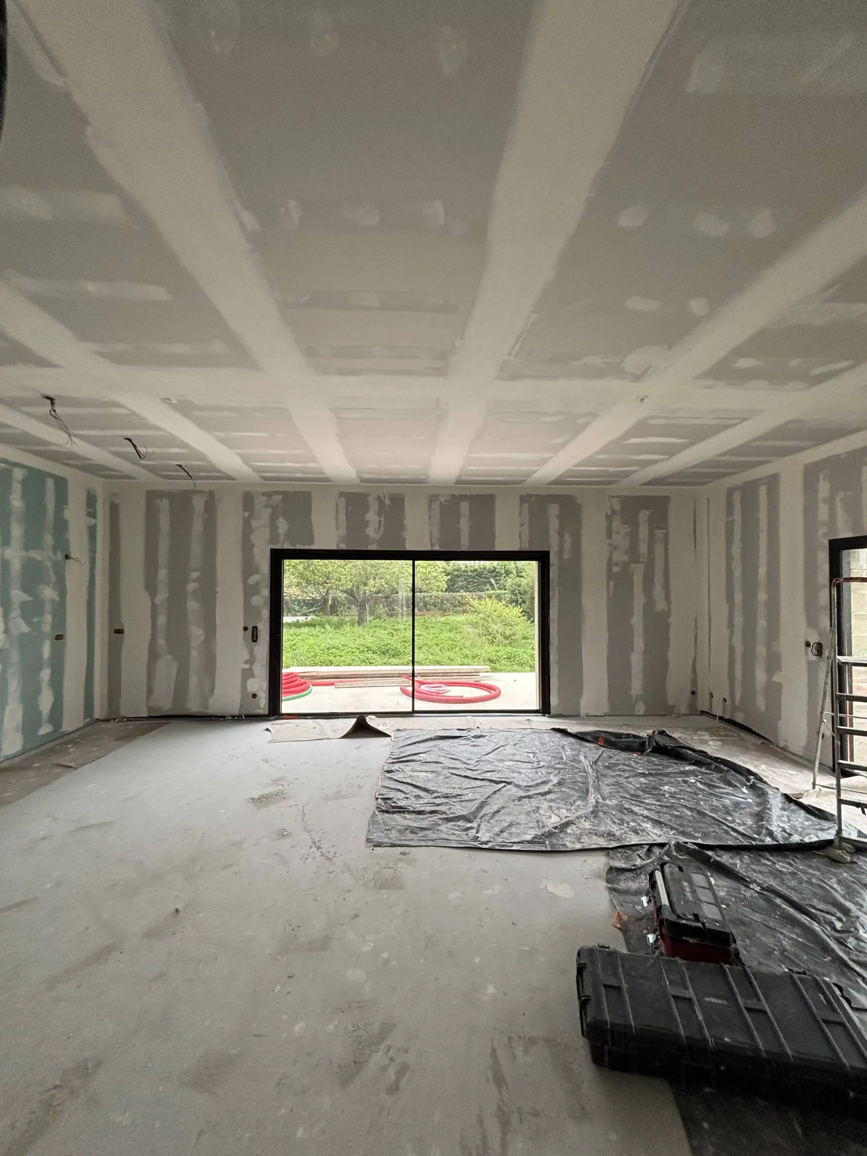 Jointeur réalisant joint de placo maison neuve Leguevin