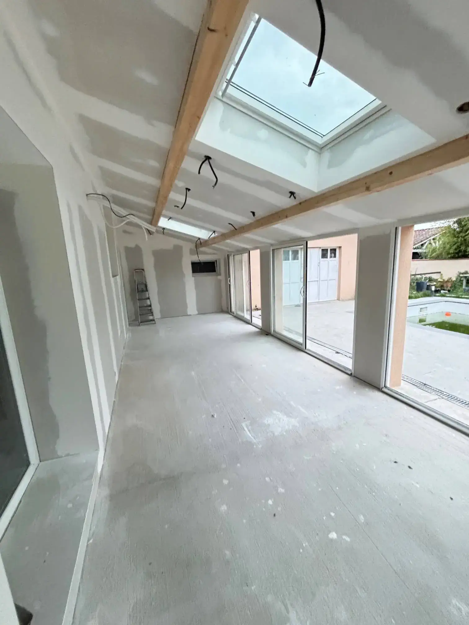 Pose de carrelage grands formats dans une maison en rénovation à Balma